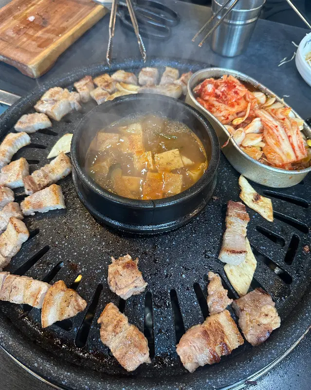 불판 위 삼겹살, 김치, 된장찌개