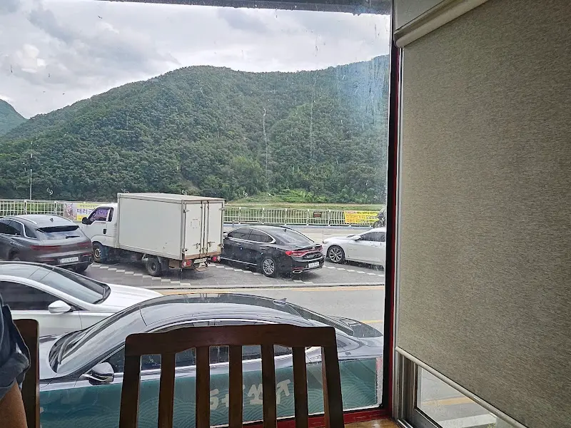식당에서 보이는 남한강 뷰