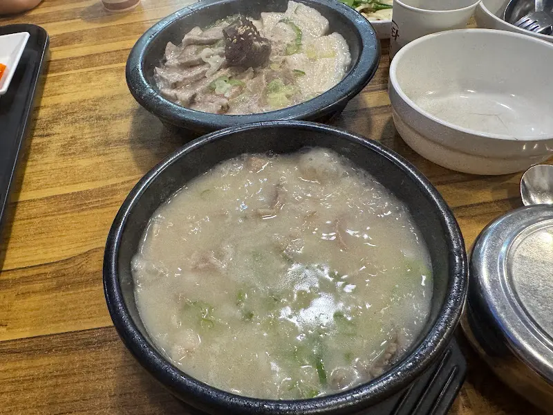 오복돼지국밥 푸짐한 한 상 차림