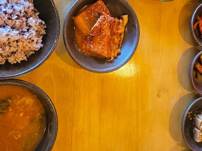 정갈하게 담긴 반찬들