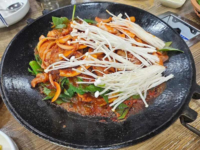 한치와 돼지고기가 어우러진 주물럭