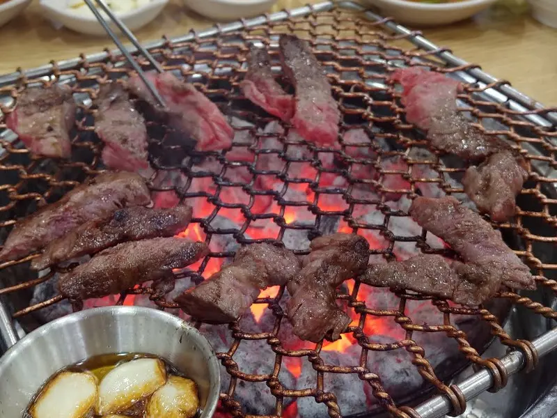 숯불 위에 익어가는 한우