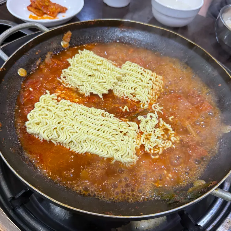 부대찌개에 라면사리 추가는 필수!
