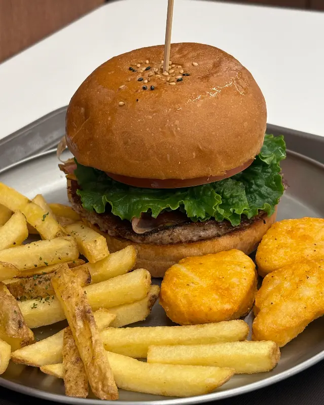 치폴레 베이컨 버거