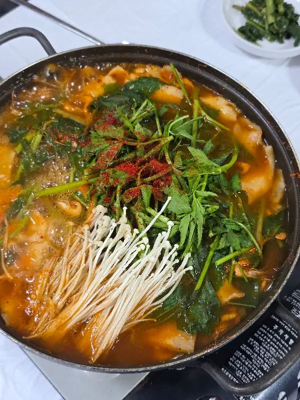각종 야채가 듬뿍 들어간 매운탕