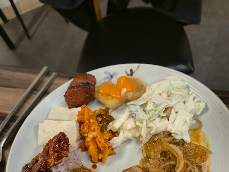 다양한 뷔페 음식들