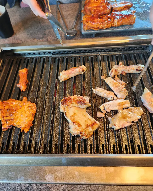 숯불 위에서 익어가는 닭갈비