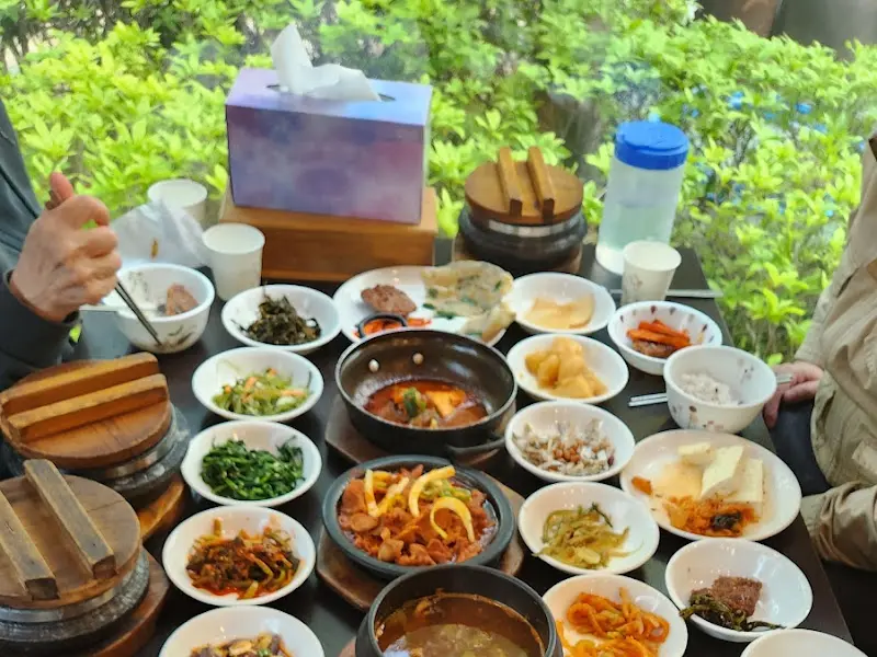 한 상 가득 차려진 밥상