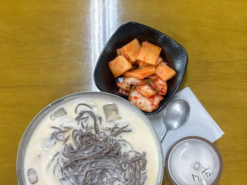 콩국수와 깍두기