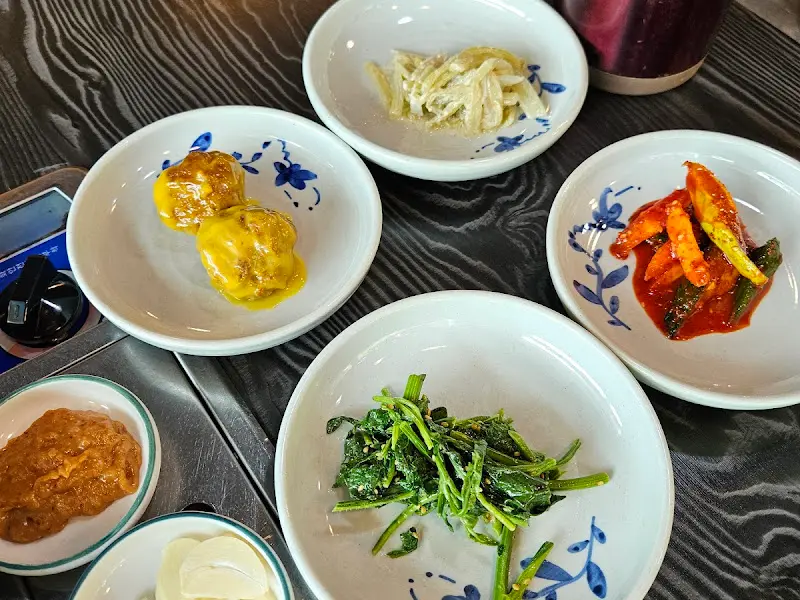 정갈하게 담겨 나온 반찬들