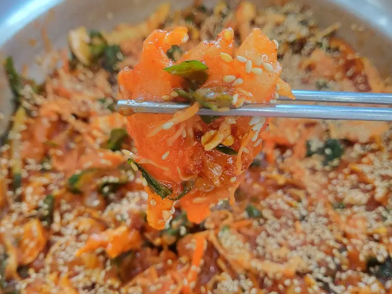 젓가락으로 집어 올린 물회