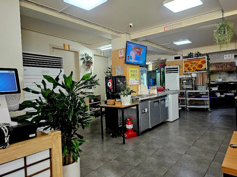 넓고 깔끔한 매장 내부