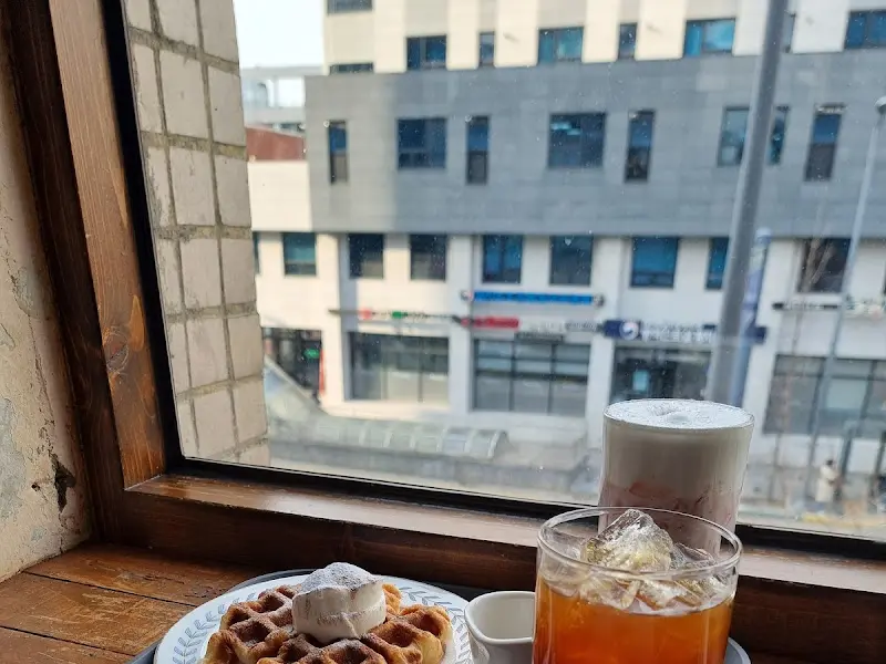 커핑 창가 좌석