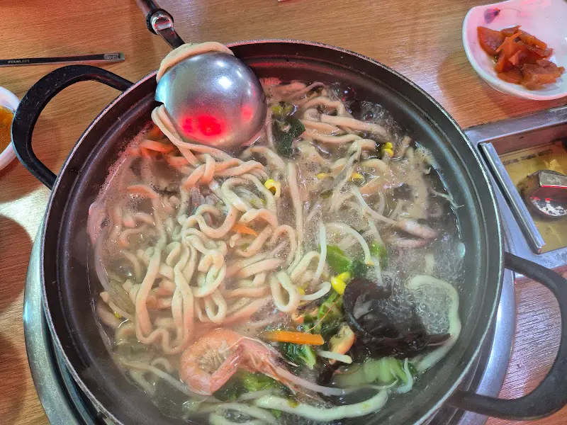 끓고 있는 해물칼국수