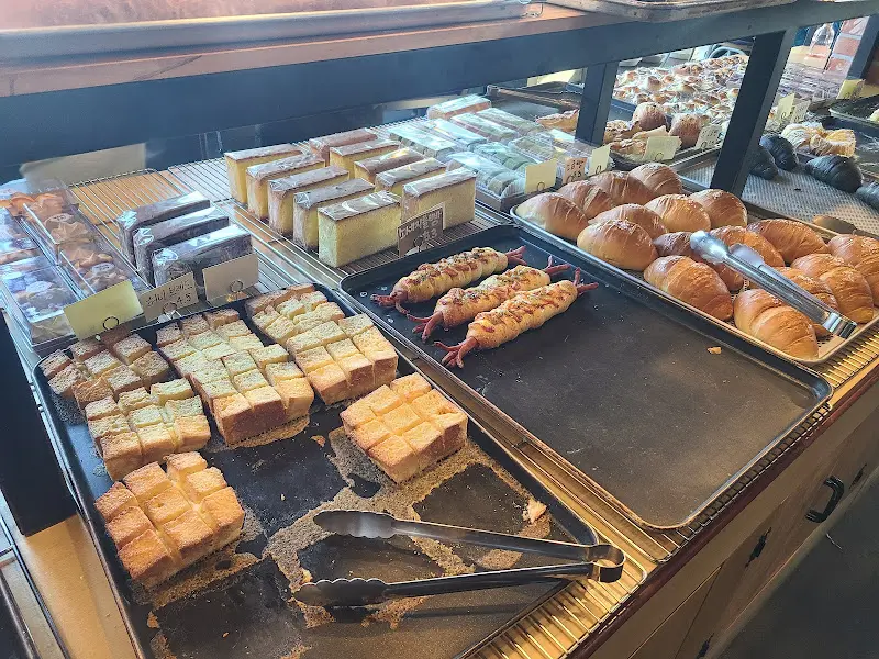 진열대에 놓인 다양한 빵들