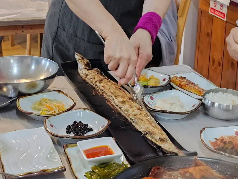 직원이 갈치구이를 손질하는 모습