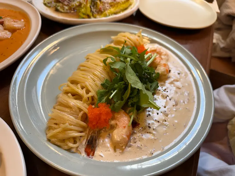 크림 파스타 위에 올려진 신선한 채소