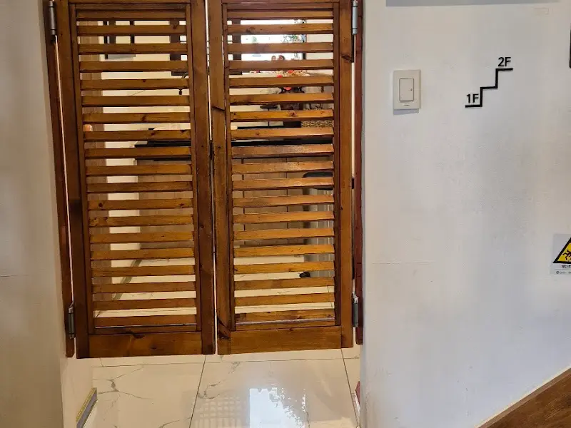 2층으로 올라가는 계단