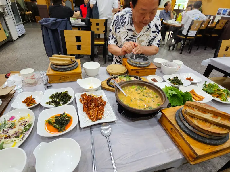 푸짐하게 차려진 쌀밥정식 한 상