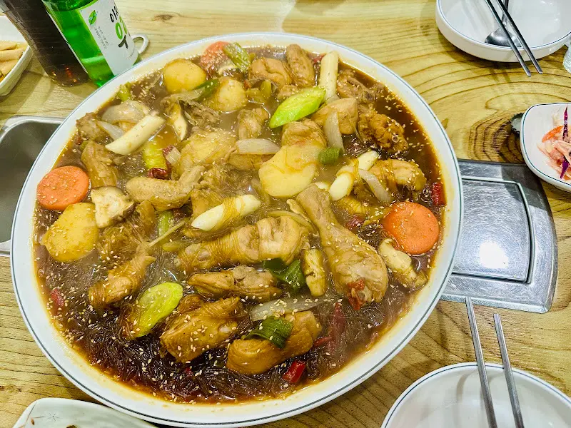 닭고기와 떡, 야채가 어우러진 찜닭의 풍성한 모습