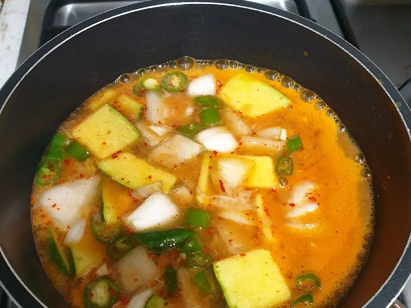 보글보글 끓고 있는 된장찌개의 모습