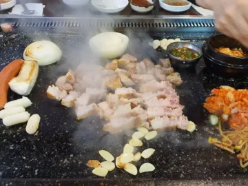 불 맛으로 기억될, 김포 고집돌판구이: 잊을 수 없는 풍미의 동네 맛집 탐험기