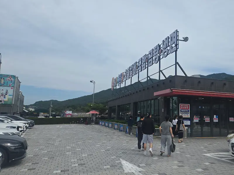 넓은 주차장과 식당 전경