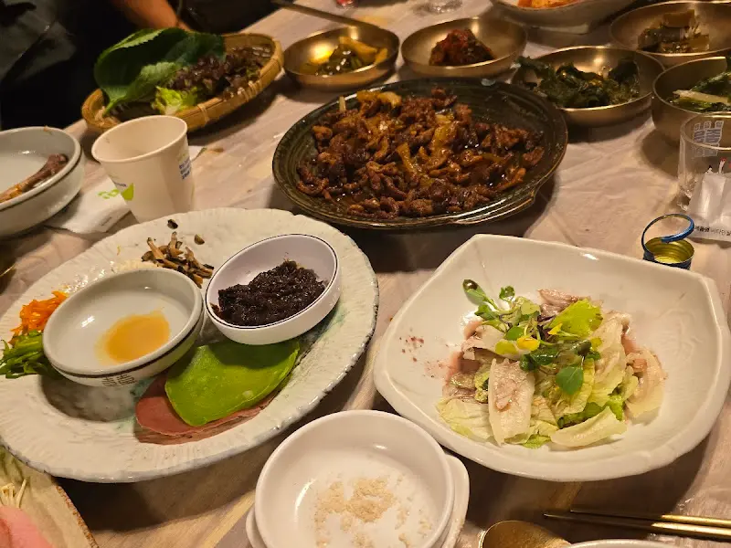 정갈하게 차려진 코스 B 요리