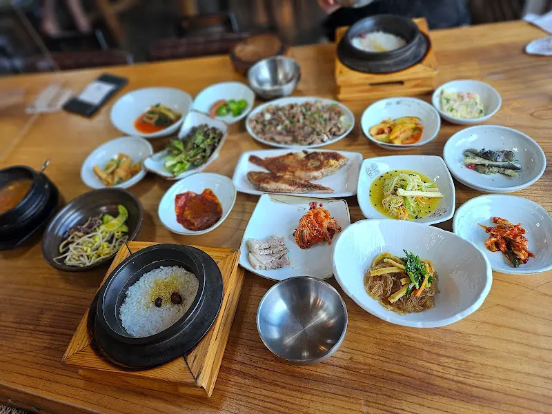 돌솥밥과 반찬들