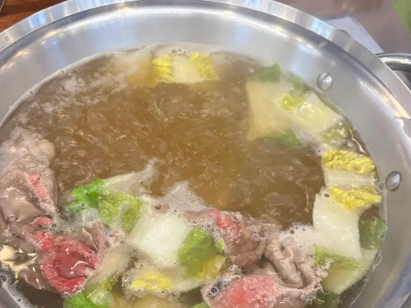 샤브샤브 육수에 소고기와 채소를 넣어 끓이는 모습