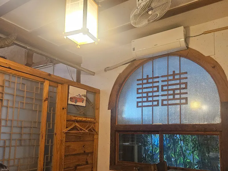 따뜻한 조명이 감도는 실내