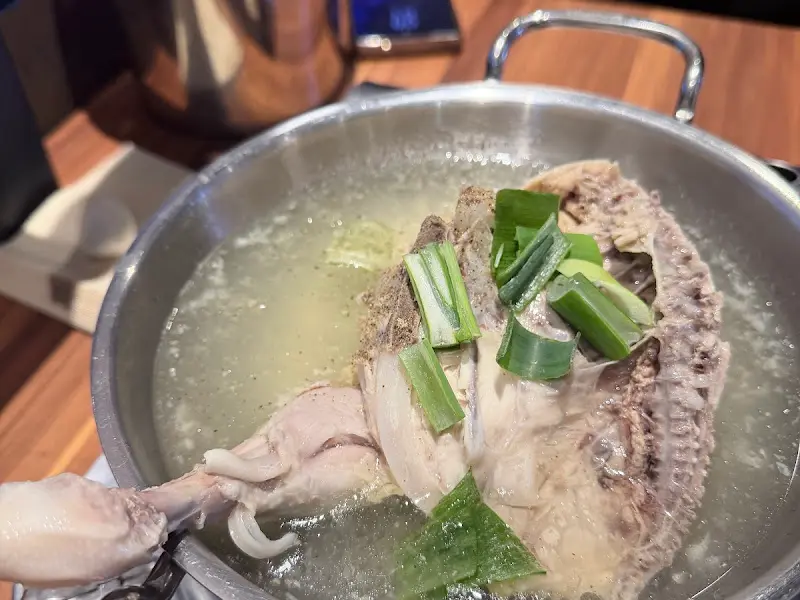 저녁 8시 이전 방문 시 제공되는 반계탕