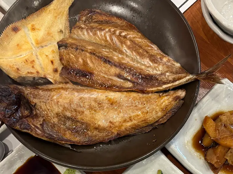 윤기가 흐르는 생선구이