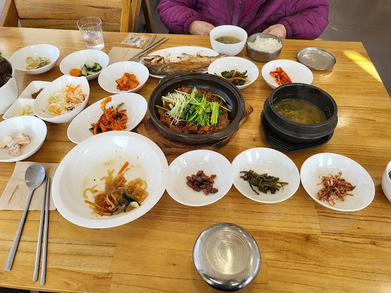 푸짐하게 차려진 보리수 정식 한 상 차림