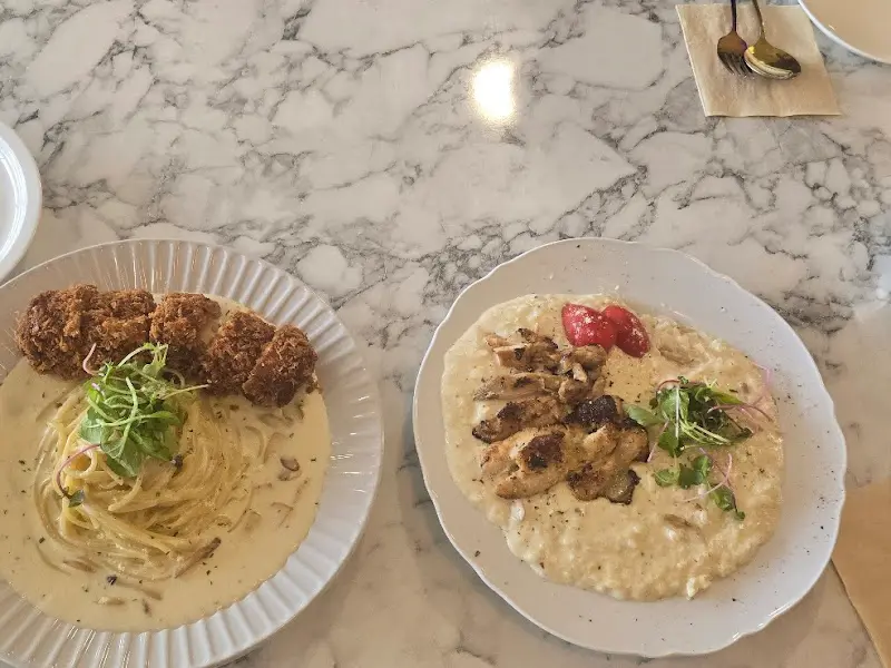 파스타와 볶음밥이 함께 놓인 테이블