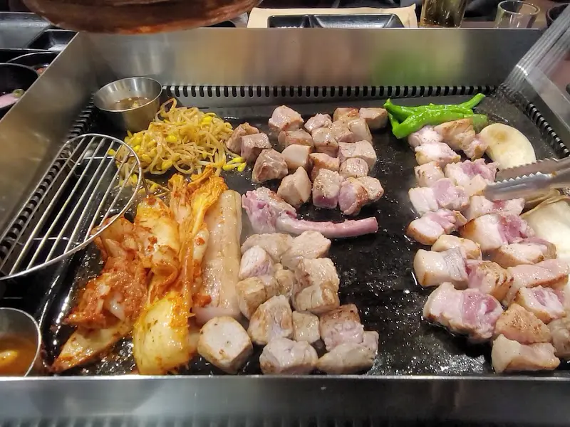 고기를 구워주는 모습