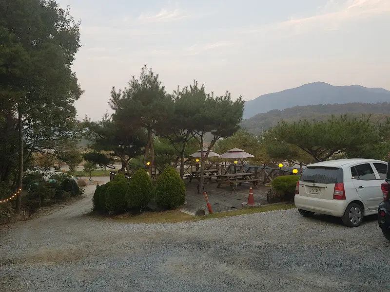 주변 경치가 아름다운 삼년산성 송어장