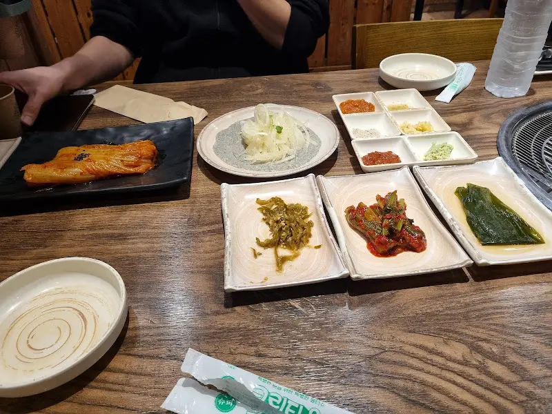 다양한 밑반찬이 정갈하게 담겨 있는 모습