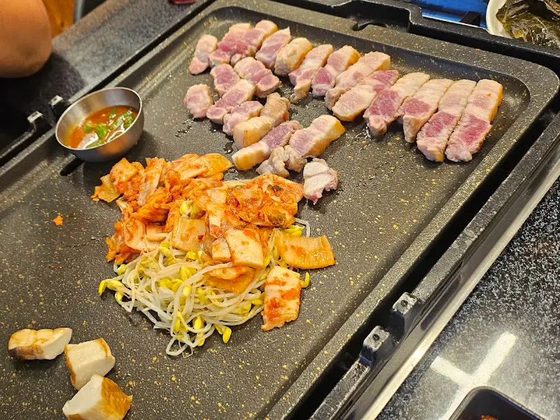 노릇하게 익어가는 삼겹살과 김치의 향연