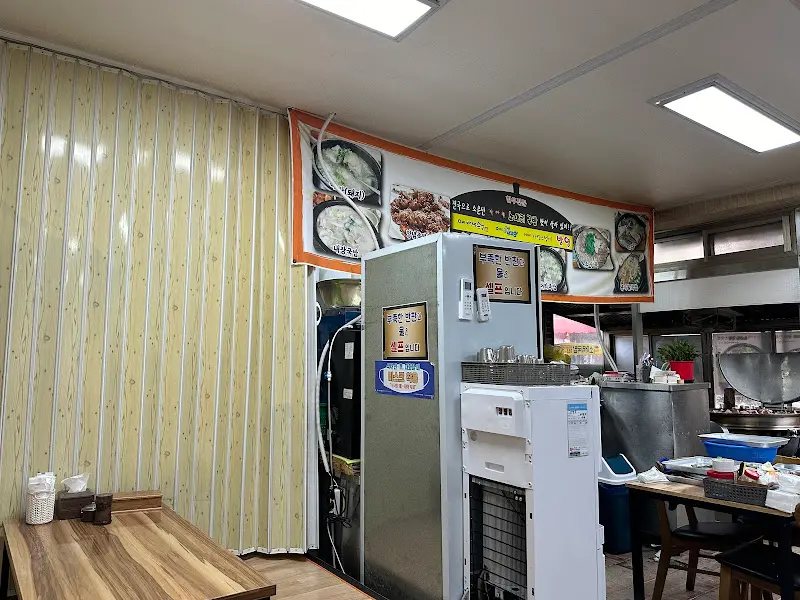 정겨운 메뉴 사진이 걸린 식당 내부