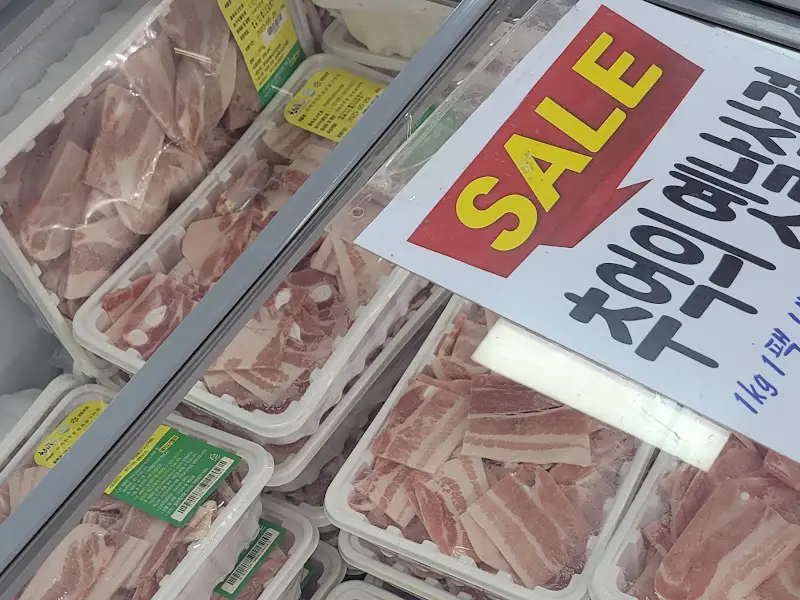 SALE 문구가 적힌 냉동 삼겹살