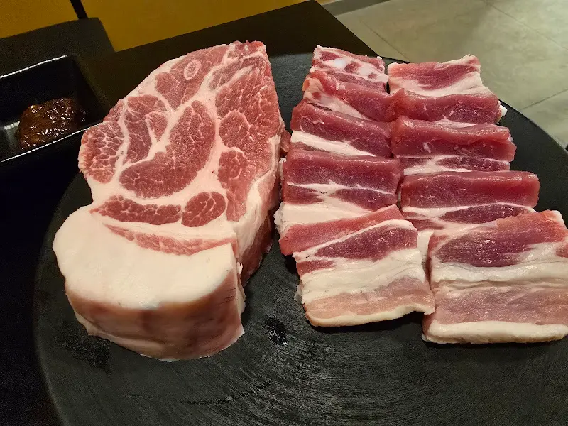 두툼한 제주 흑돼지 오겹살