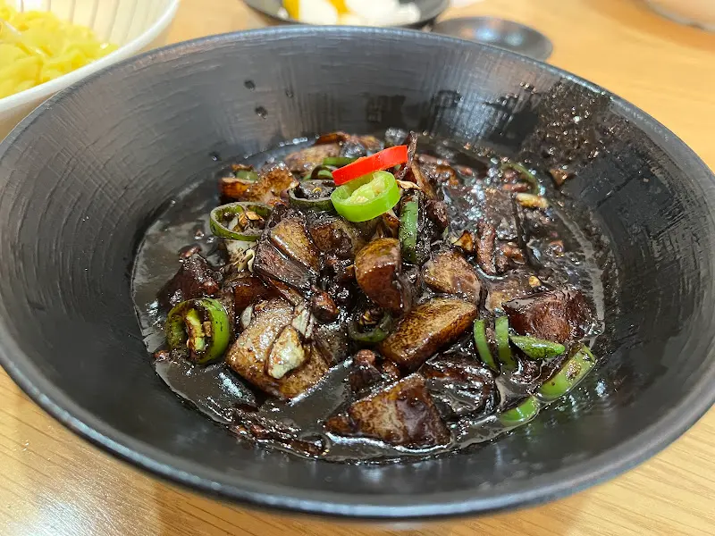 검은 짜장 소스에 뒤덮인 짜장면 소스의 모습