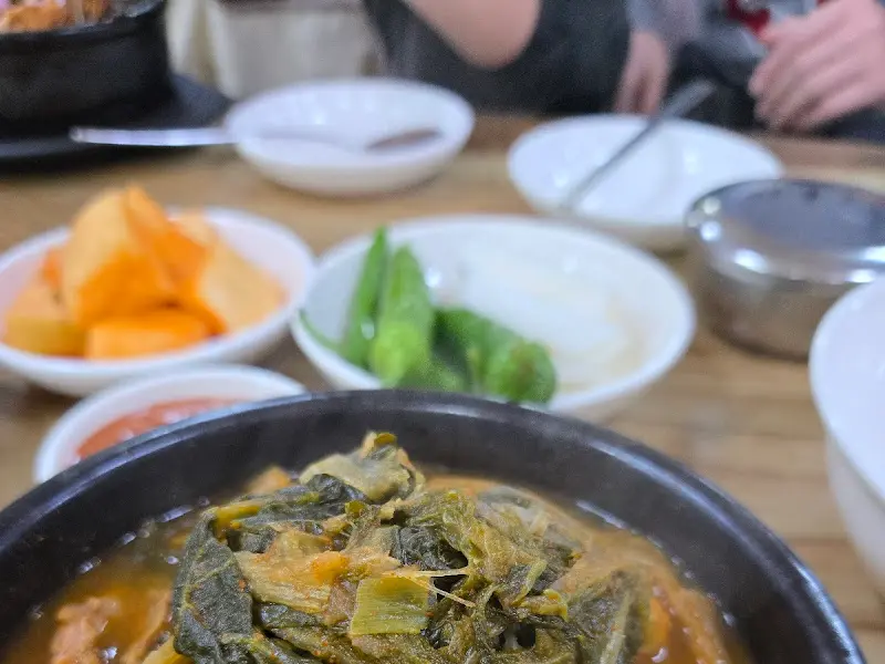 푸짐한 뼈해장국과 반찬들