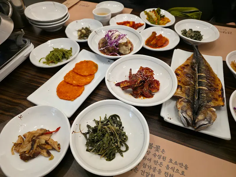 푸짐하게 차려진 한 상, 다양한 반찬들이 눈길을 사로잡는다.