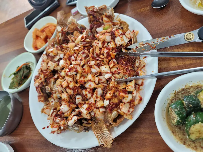 양파 듬뿍 올려진 우럭튀김