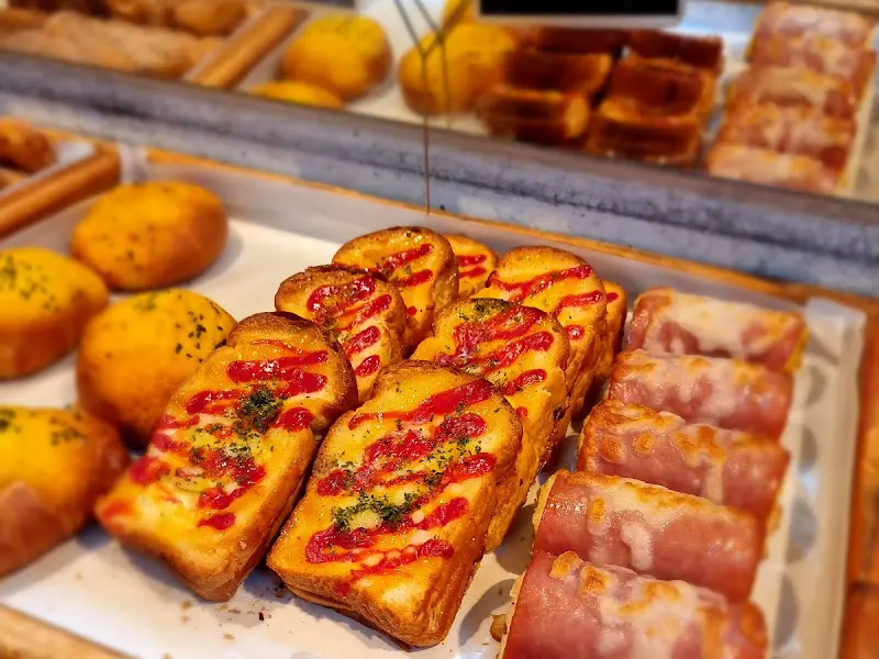 다양한 빵 진열 모습