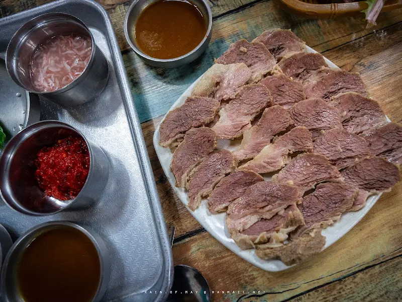 푸짐하게 담겨 나온 수육