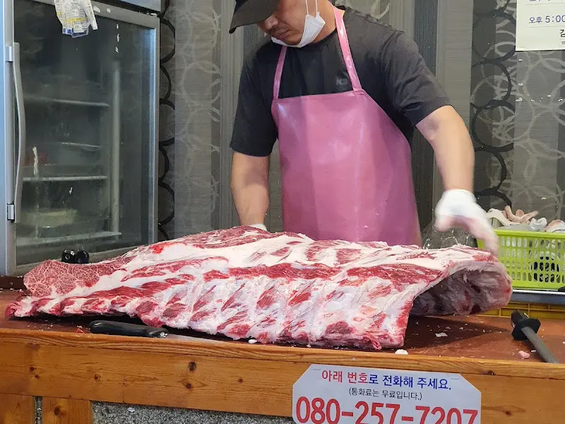 고기 손질하는 사장님