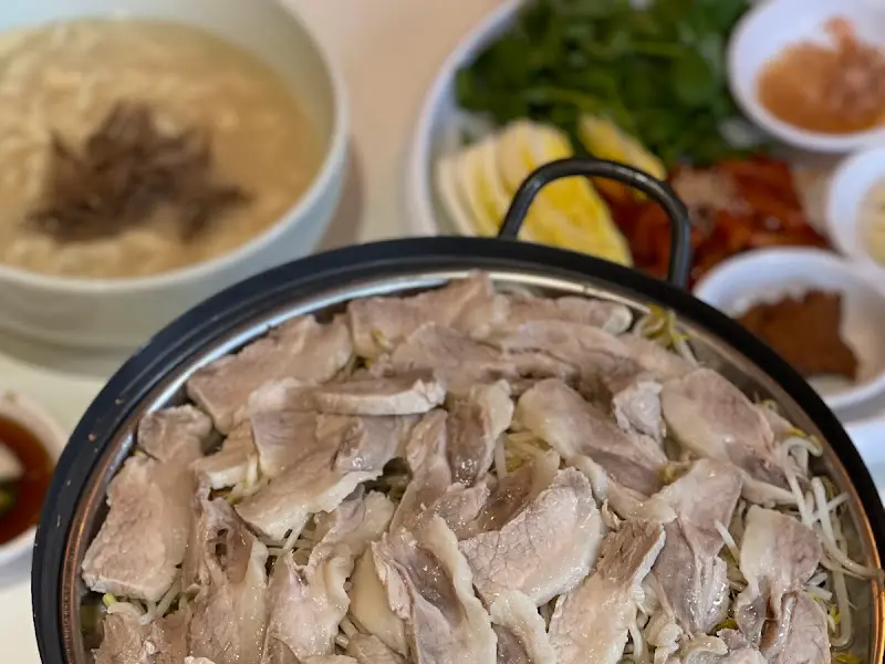 가브리살 수육과 칼국수를 함께 즐기는 모습